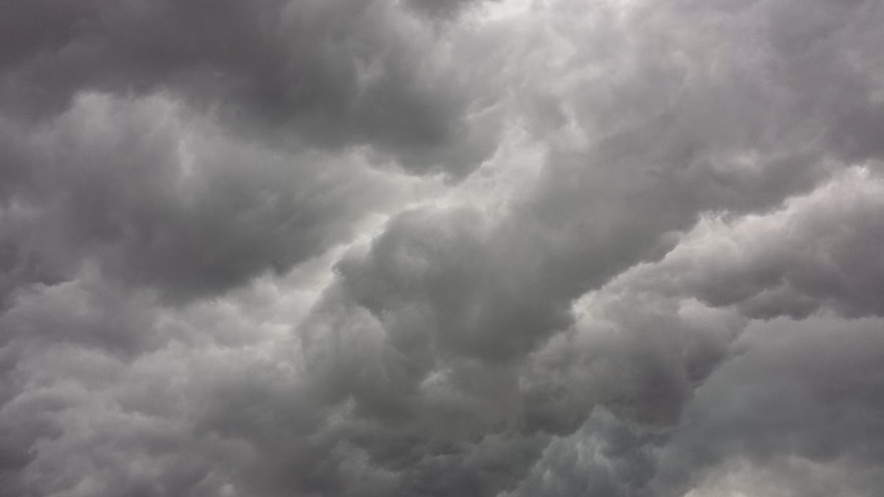 Cielos cubiertos y posibles lluvias con barro este martes
