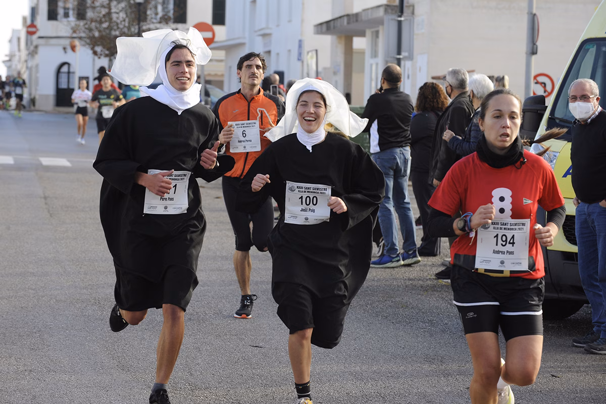(Fotos) Disfraces, alegría y atletismo en Sant Lluís
