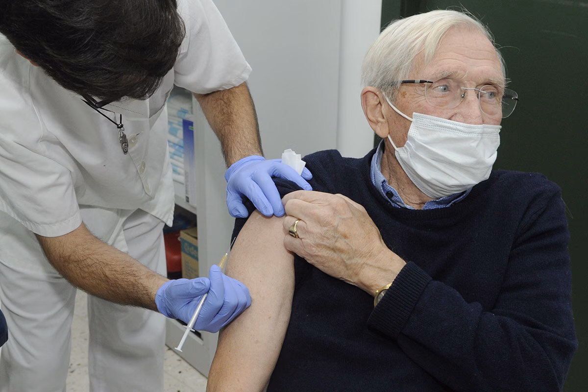 Sanidad autoriza la tercera dosis de la vacuna a los mayores de 40 años