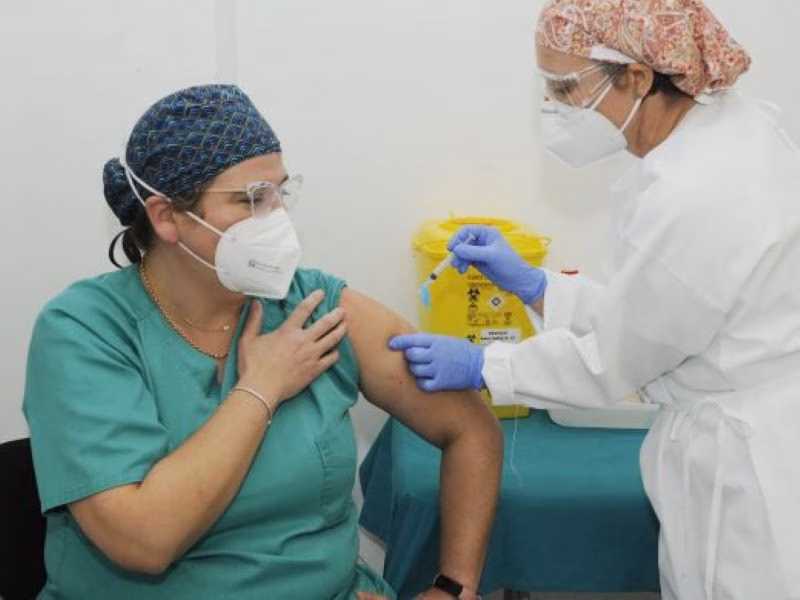 Tercera dosis de la vacuna Covid para 3.013 sanitarios y sociosanitarios de Menorca
