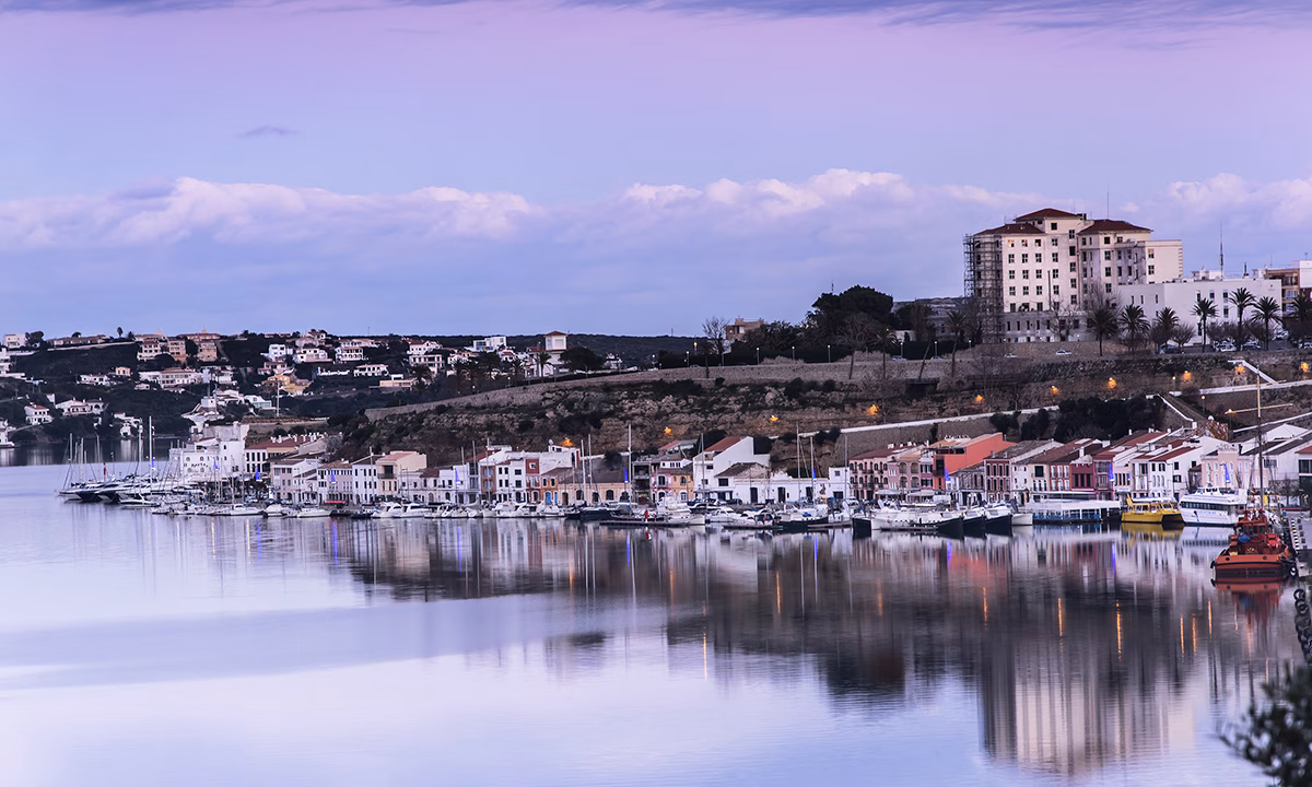 Consell y Ajuntament invierten 500.000 € en mejorar y promocionar el puerto de Maó