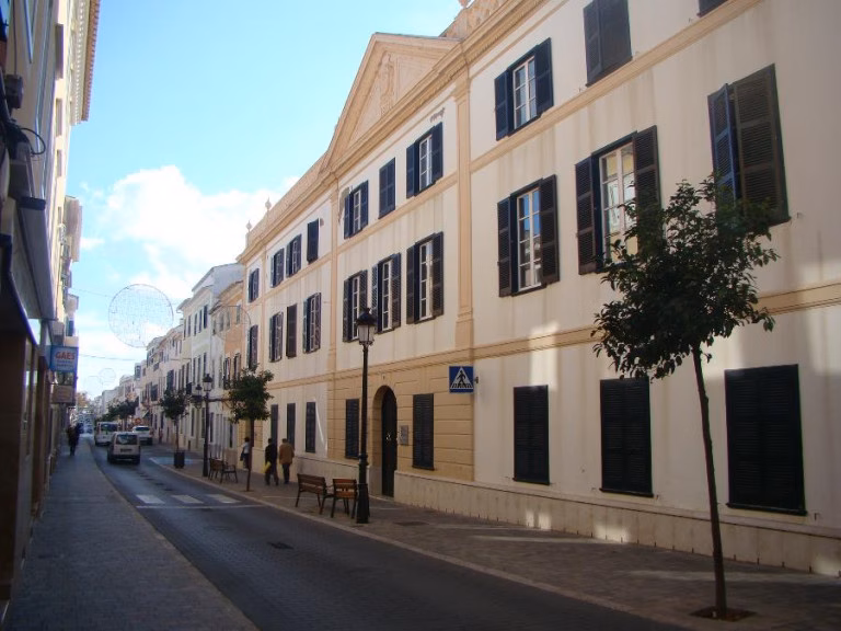 UGT denuncia horas extras ilegales  en la residencia geriátrica municipal de Maó