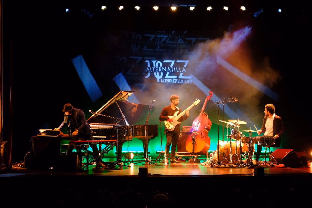(Fotos) El sonido de Cuba acaricia el Teatro Principal de Maó