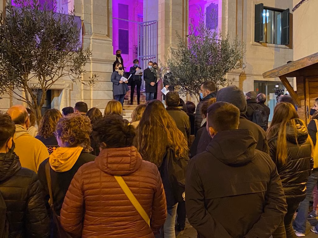 Unas 50 personas se movilizan contra la violencia de género en Maó