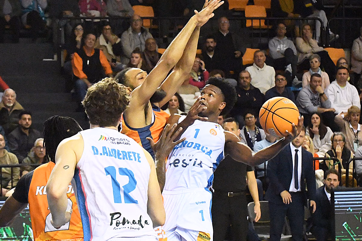 (Fotos) El Hestia Menorca sufre ante un combativo Morón pero se embolsa la novena