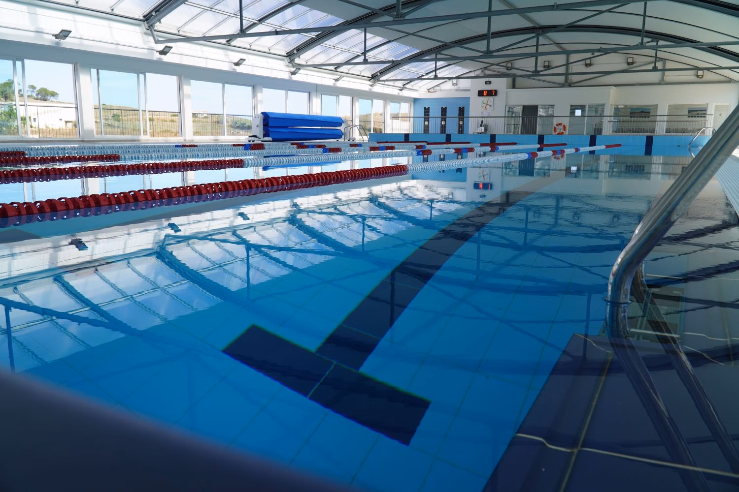 Es Mercadal inaugura sus nuevas piscinas y pista de tenis