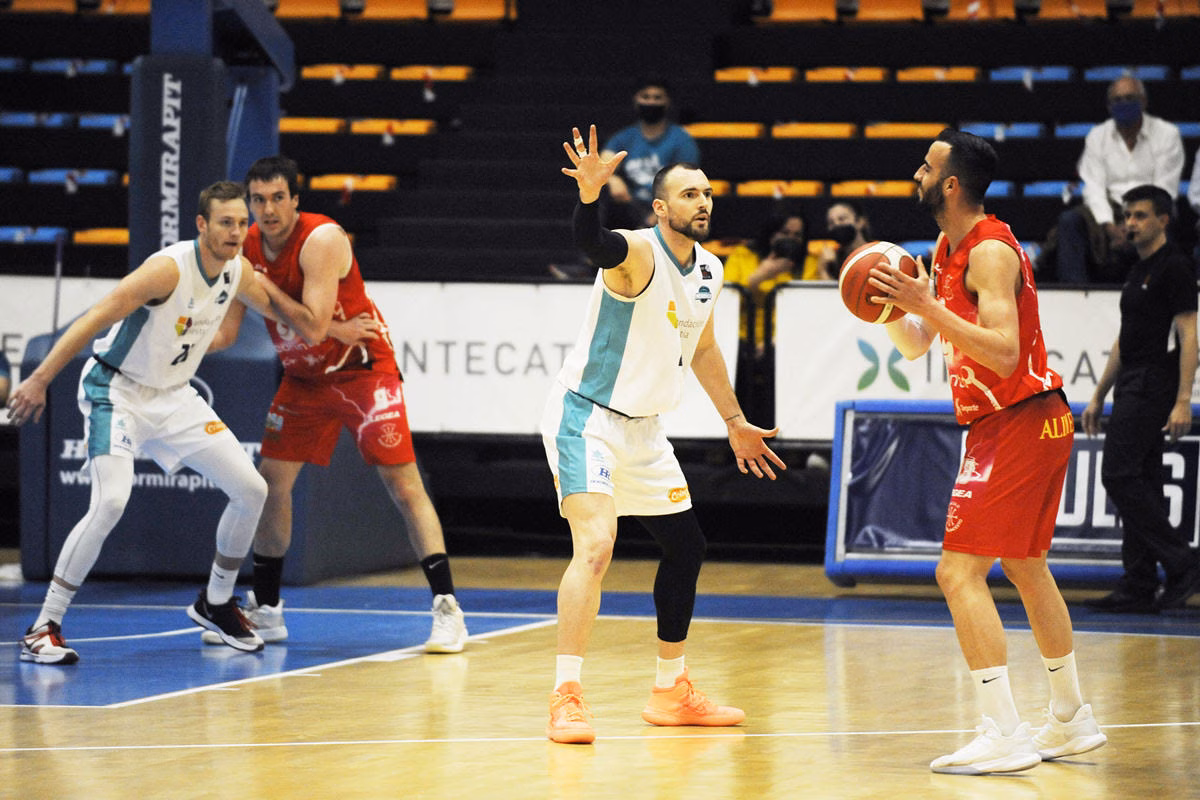 El Hestia Menorca se deshace del Gijón a golpe de triple y pasa de ronda