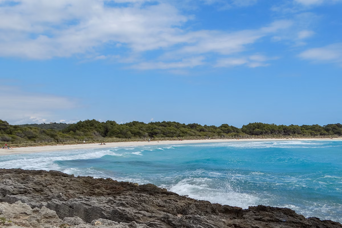 Subida de temperaturas e intervalos de nubes altas este miércoles en Menorca