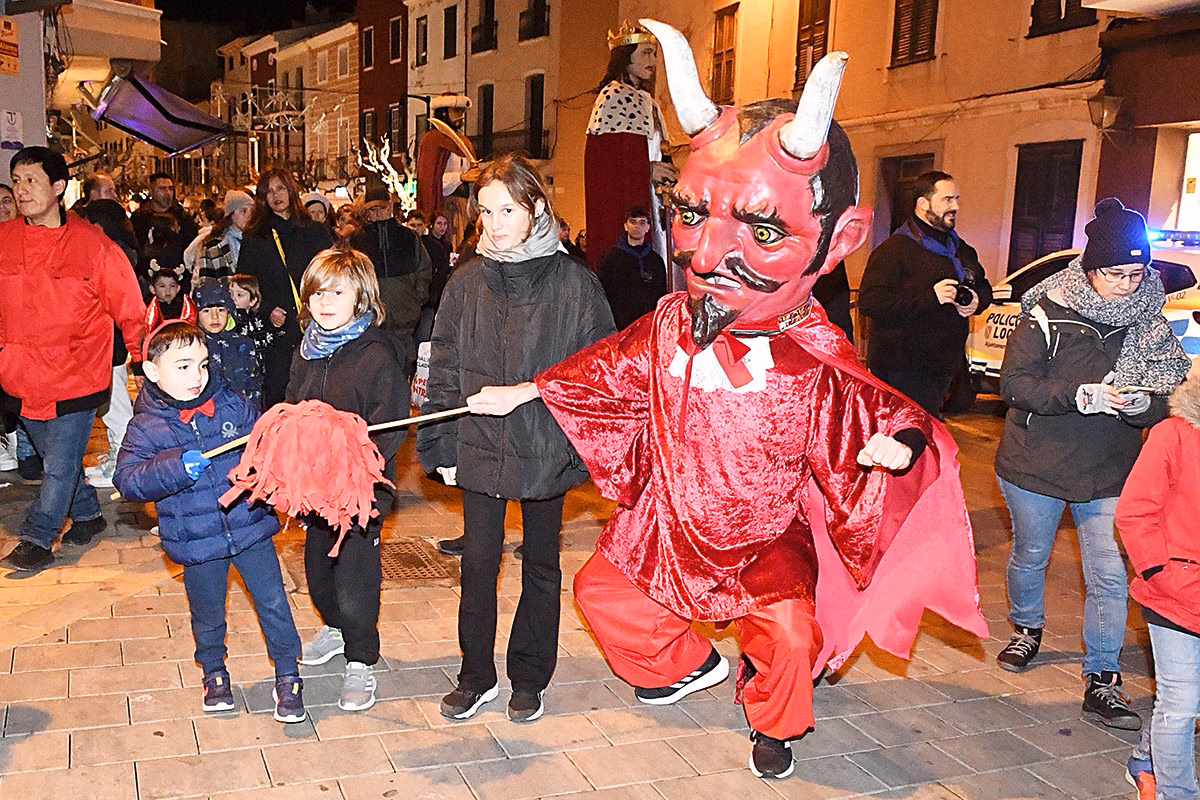 (Fotos) Menorca enciende la llama de Sant Antoni pendiente de la lluvia