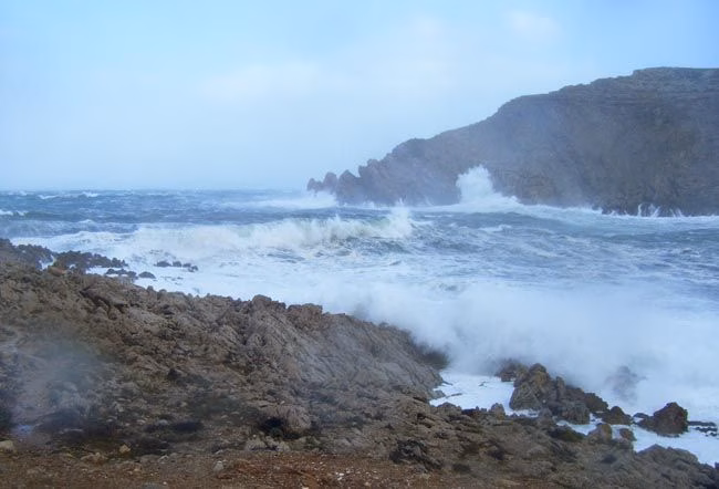 Persiste la alerta por viento y olas este martes en Menorca