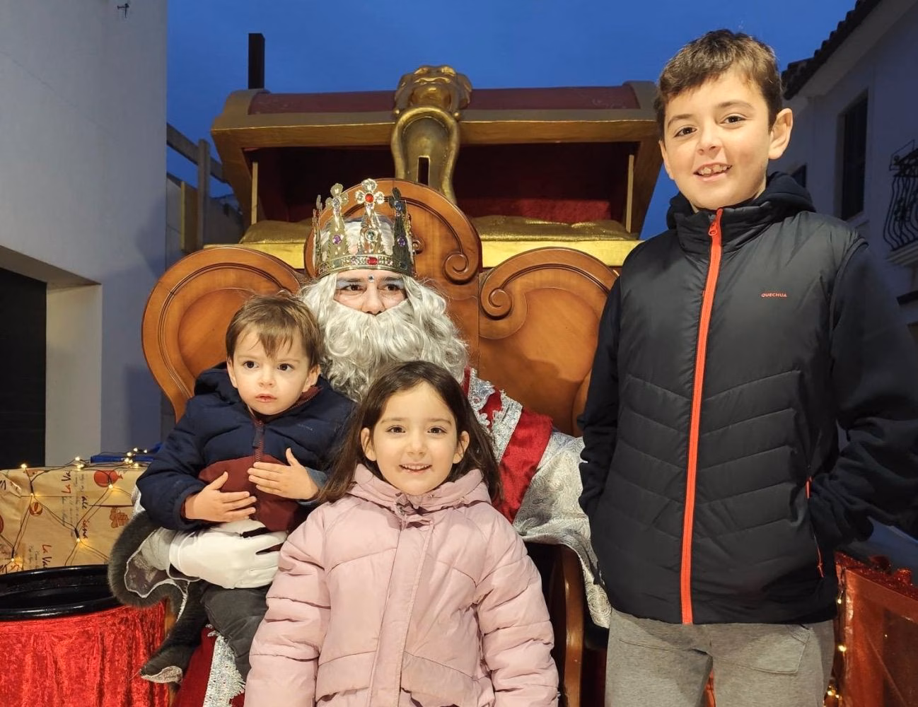 (Fotos) Los más pequeños de Sant Lluís celebran la llegada de los Reyes Magos