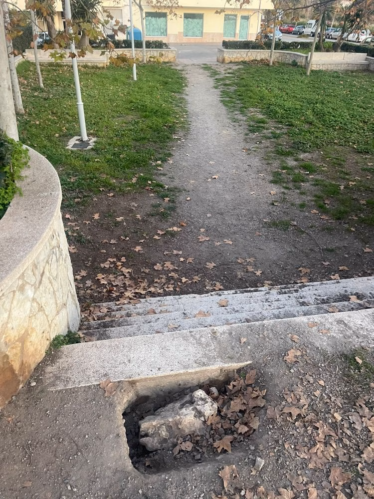 (Foto denuncia) Un 'rompetobillos' en pleno centro de Maó