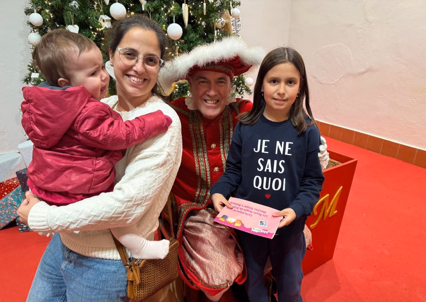 (Fotos) El paje real recoge las cartas en el Claustre del Carme de Maó