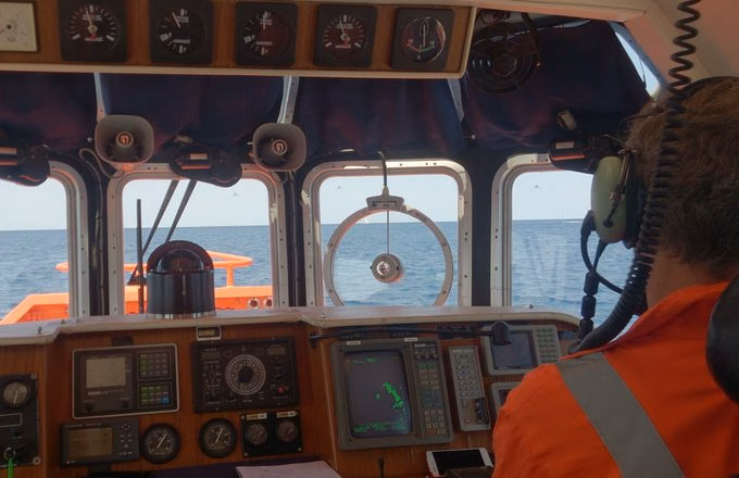 Salvamento Marítimo remolca un "llaut" a la deriva