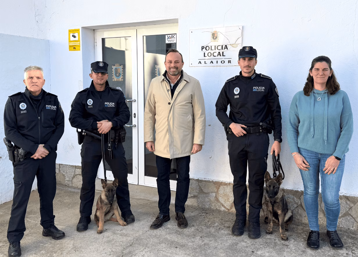 Apolo y Río, los nuevos aliados de la Policía Local de Alaior