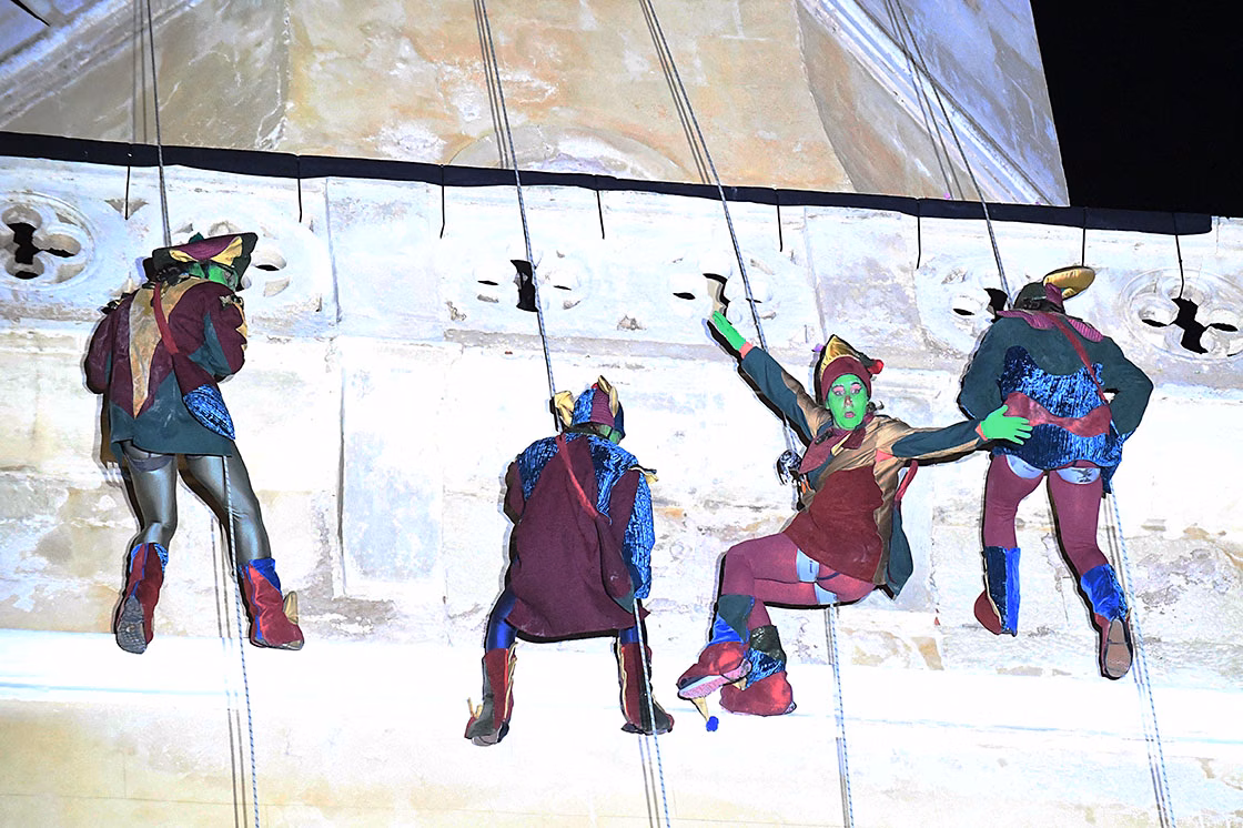 (Fotos y vídeo) Llega la luz de la Navidad de la mano de los Llumets