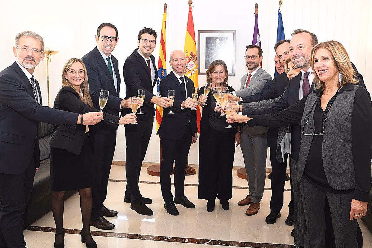 (La foto) Menorca conmemora el 46 aniversario de la Constitución