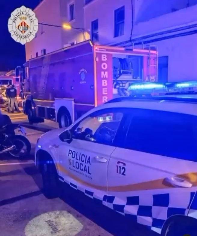 (Actualización) Incendio en Ciutadella: rescatan a una mujer en estado crítico de su vivienda