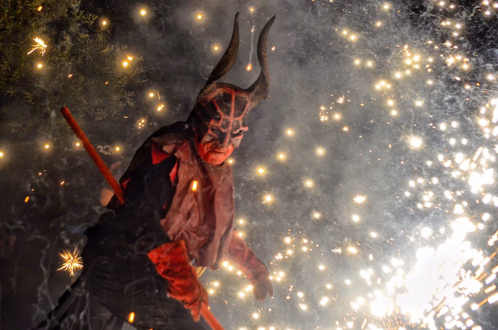 (Fotos) El 'correfoc' aplazado de Gràcia llena de fiesta el centro de Maó