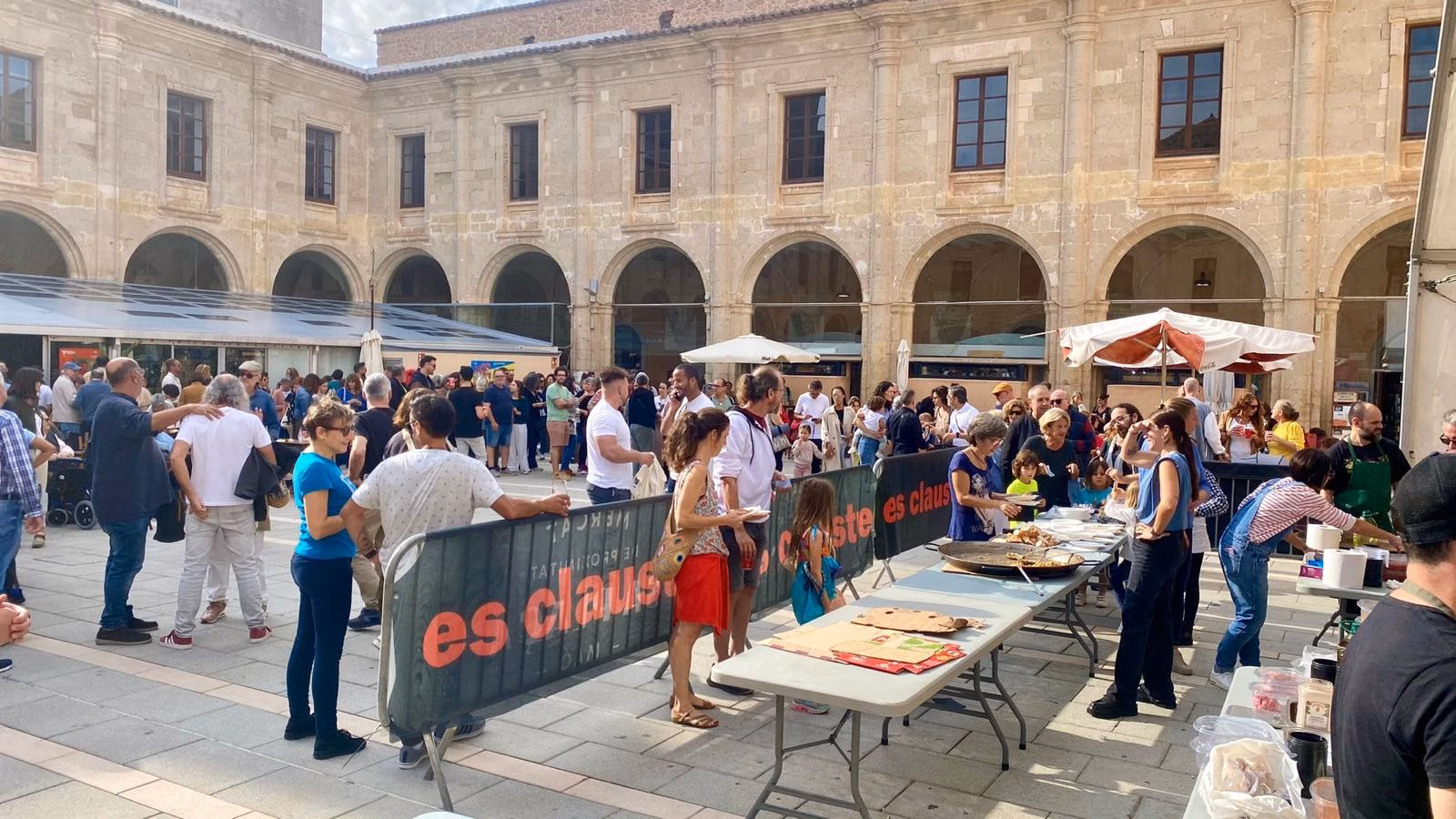 (Fotos) Más de 600 raciones de paella solidaria en Maó para ayudar a los afectados por la dana
