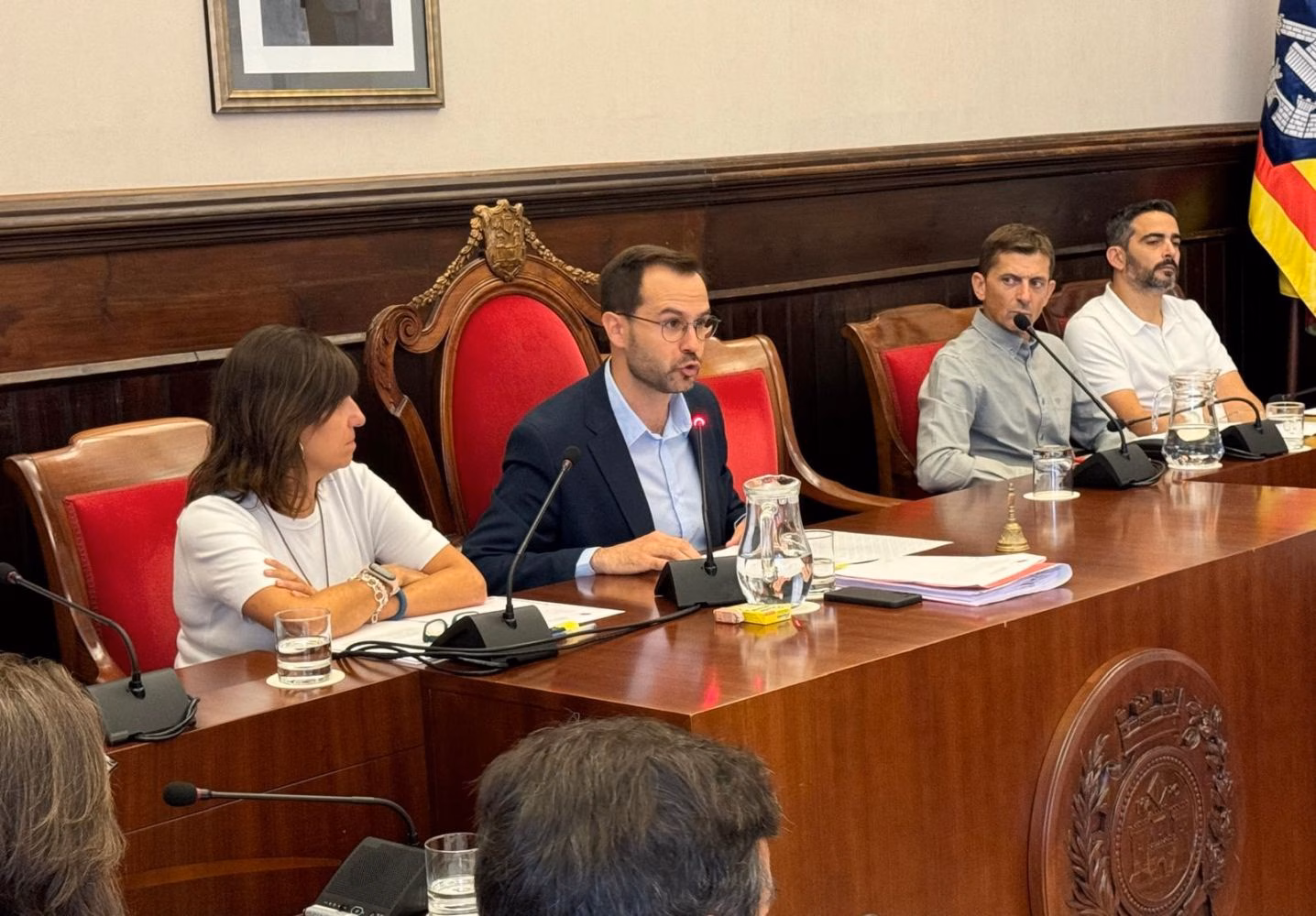 (Fotos) Héctor Pons pide disculpas en el pleno de Maó mientras la oposición exige responsabilidades