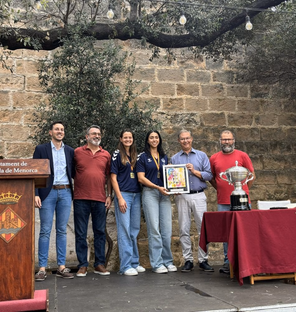 (La foto) El Ajuntament de Ciutadella recibe a las Supercampeonas de España