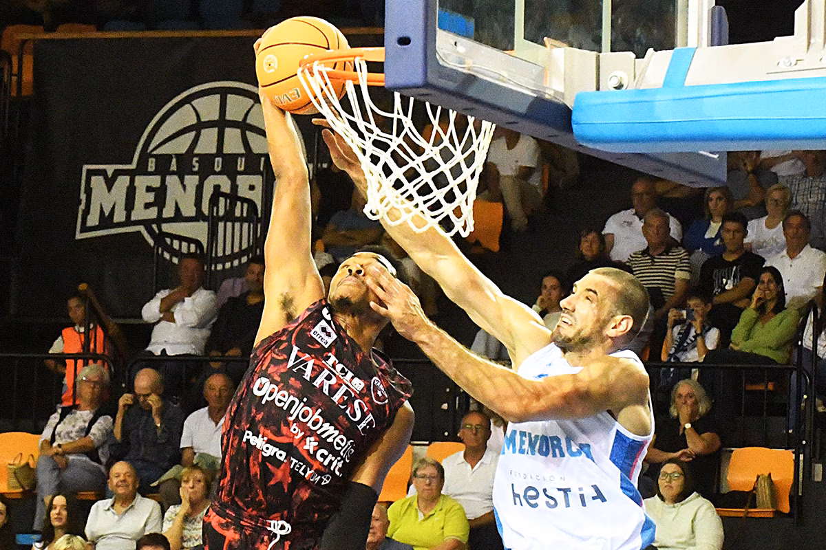 (Fotos) El Hestia Menorca planta cara a un histórico del baloncesto italiano