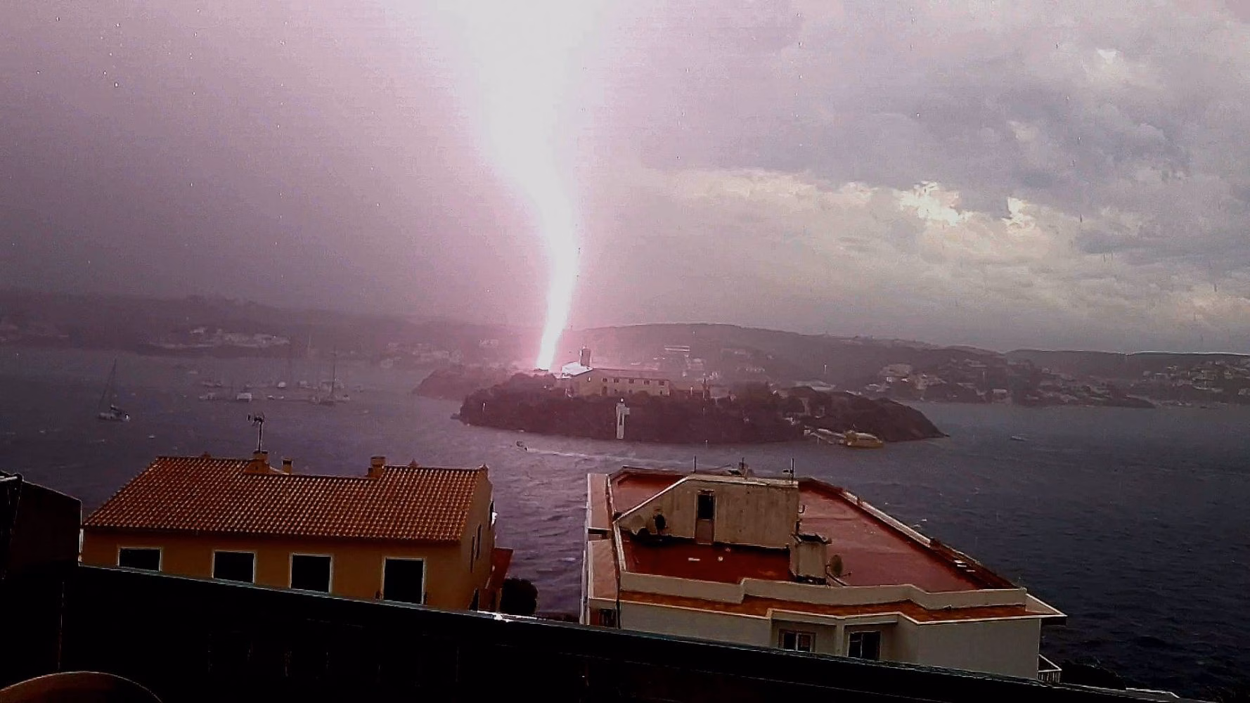 (La foto) Un rayo cae en la Illa del Rei