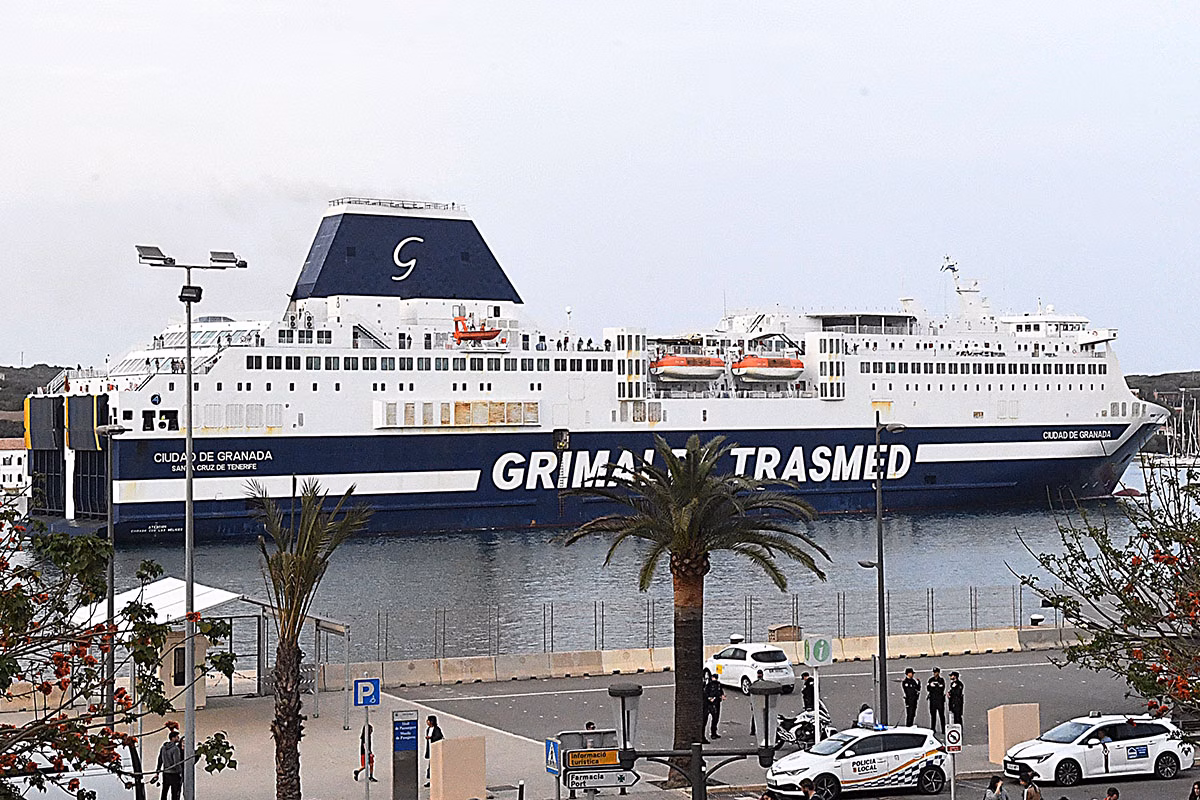 (Vídeo) Una avería detiene el buque de la Trasmed en la entrada al puerto de Maó