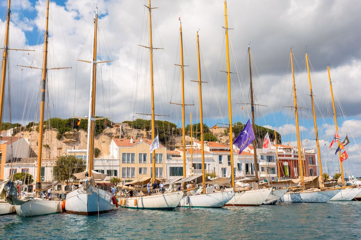 La encalmada total aplaza el inicio de la Copa del Rey Repsol de Barcos de Época en Maó