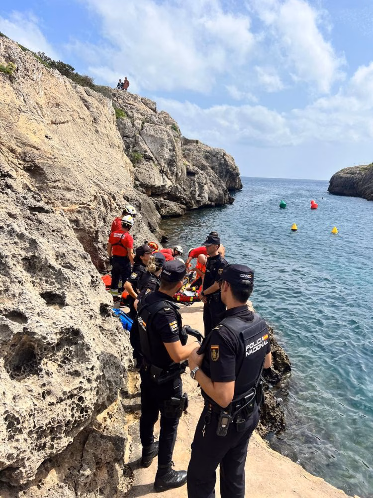 Un joven herido al precipitarse en Cala en Forcat