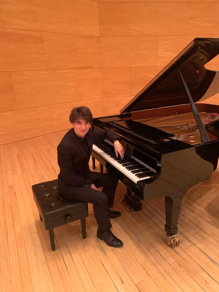 Es Castell se llena de música clásica con el pianista Dani Molina