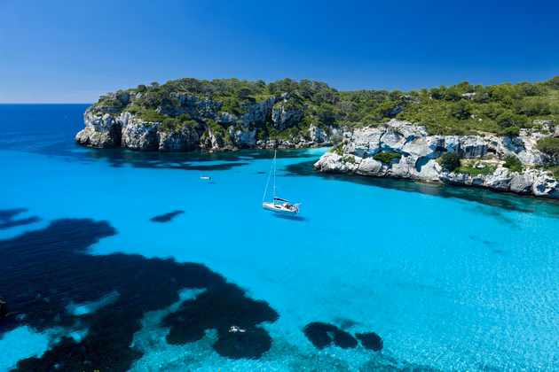 Jetcost sitúa Macarella entre las playas más secretas y originales de Europa