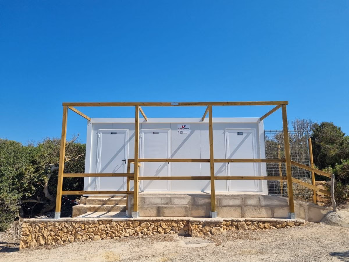 (Foto-denuncia) Los lavabos de la playa de Binibeca Nou permanecen cerrados