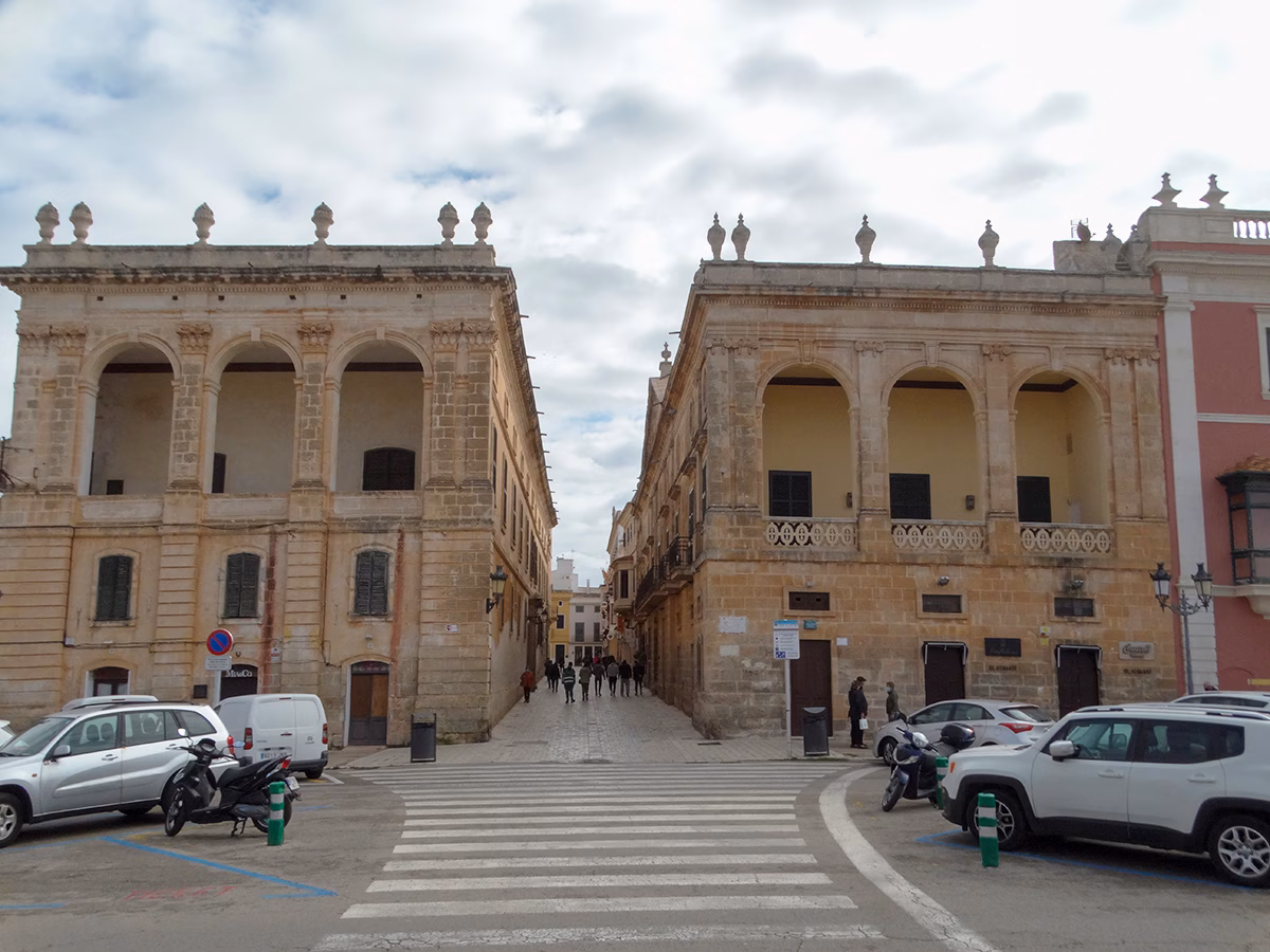 Una avería eléctrica deja sin luz toda la mañana a 1.436 abonados del centro de Ciutadella