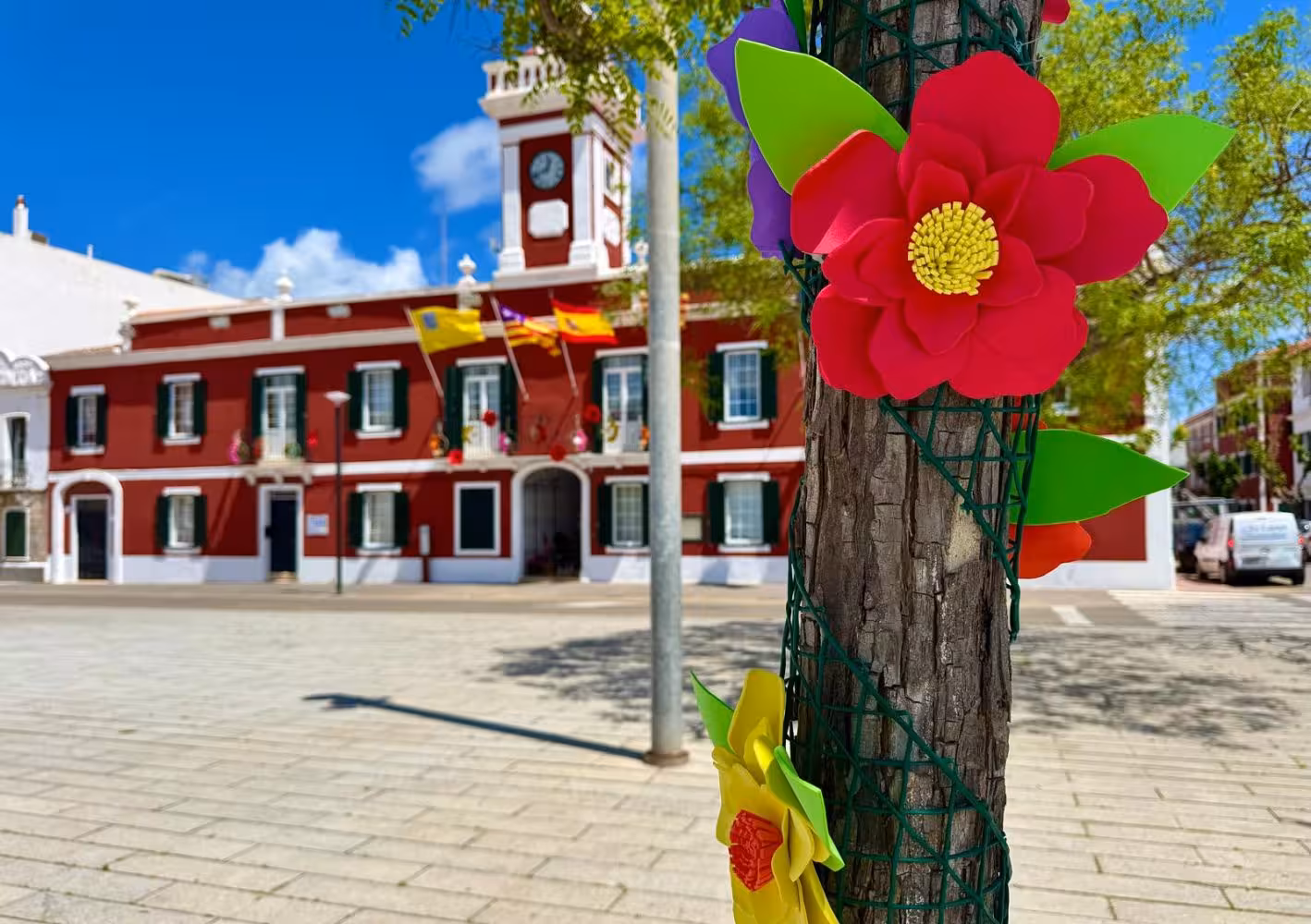 (Fotos) Las flores embellecen Es Castell