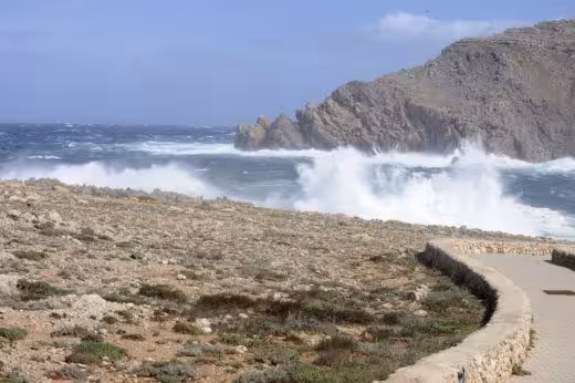 El viento del norte traerá oleaje y activará las alertas esta noche en Menorca