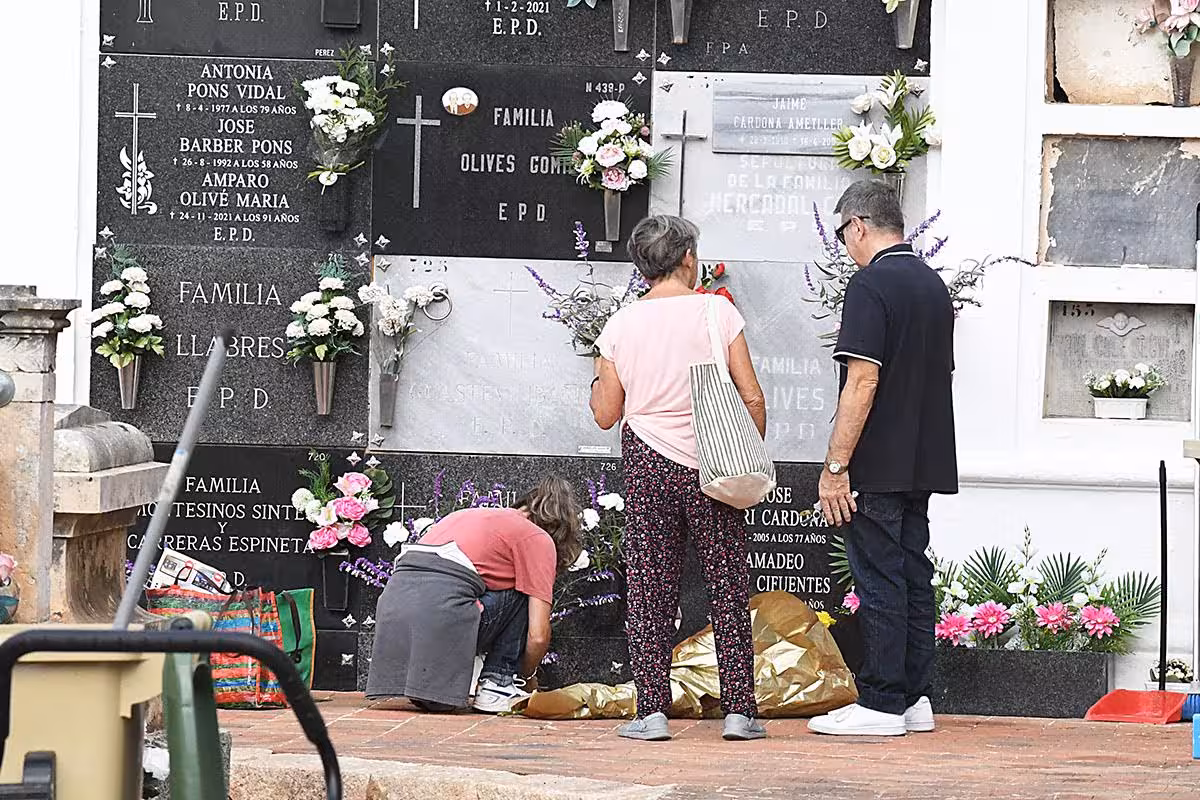 (Fotos) Víspera de Todos los Santos en Maó: los vecinos recuerdan a quienes ya no están