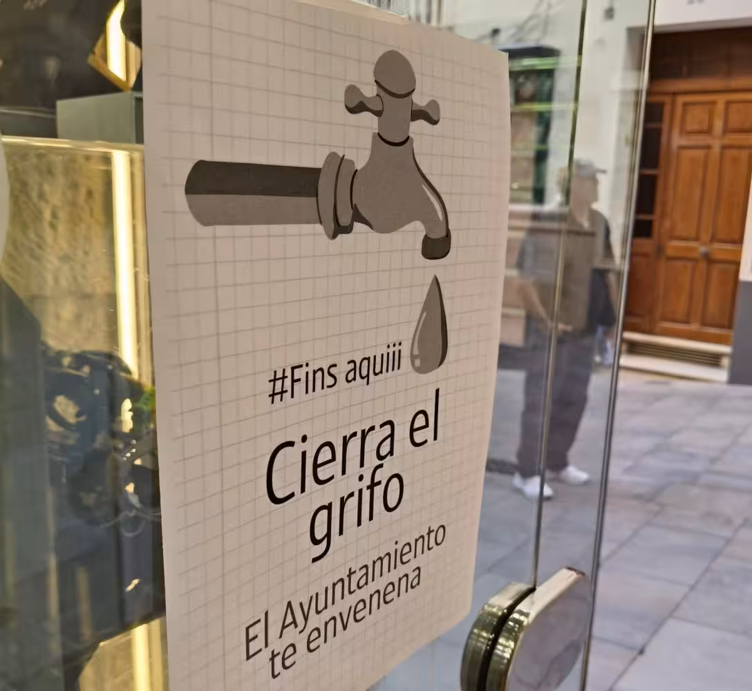 (La foto) Aparecen carteles en Maó con el lema "El Ayuntamiento te envenena"