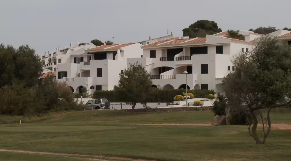 El GOB pide revisar 53 licencias turísticas en edificaciones sin legalidad urbanística