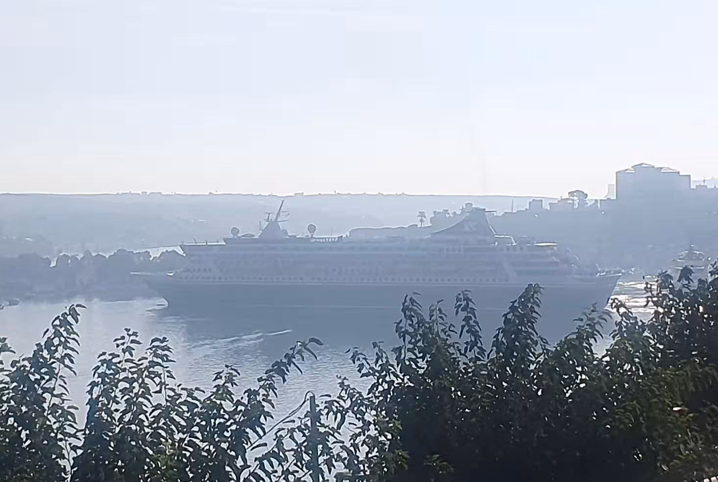 (Fotos) La niebla cubre el puerto de Maó durante las primeras horas del día