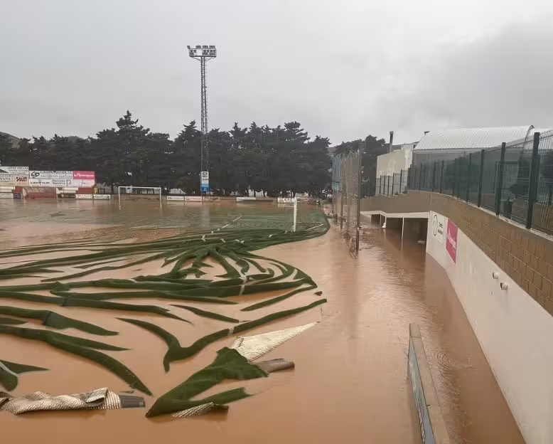 Avanzan los trámites para cambiar el césped artificial de Sant Martí