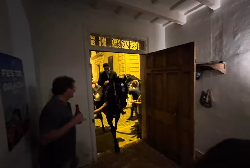 (Fotos y Vídeo) Caixers y sus caballos son invitados a una casa de Maó