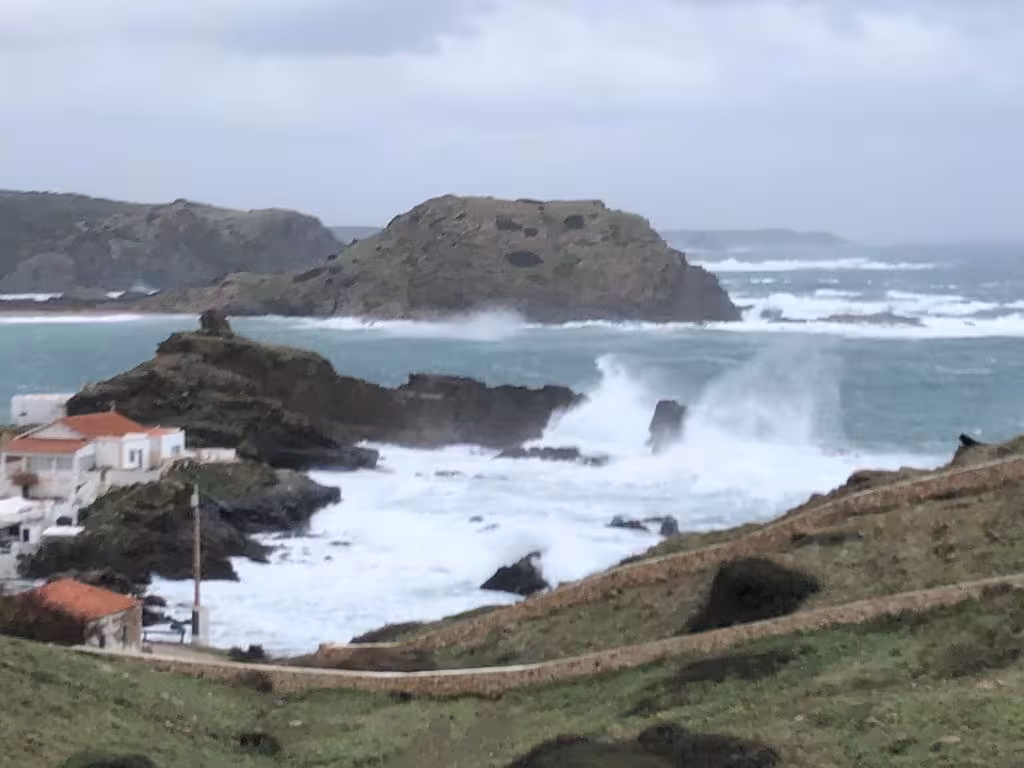 Viento de 90 km/h y olas de 6 metros obligan a Baleària a cancelar su ruta con Ciutadella