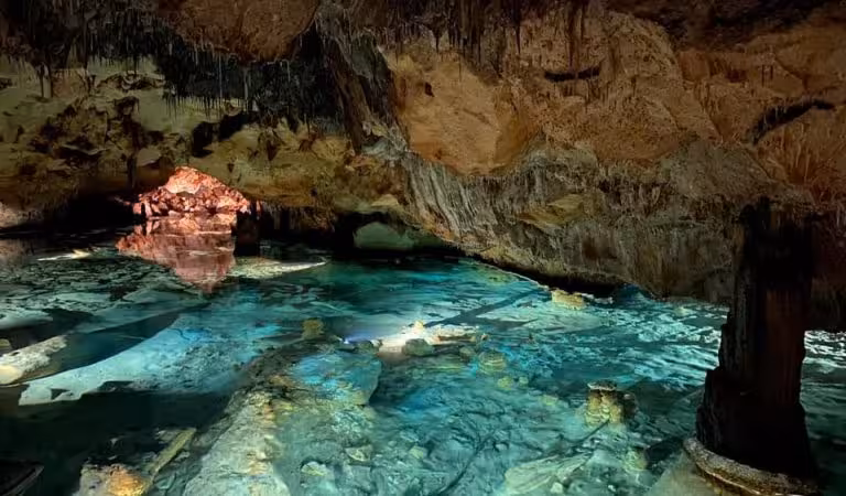 La Naveta des Tudons y la Cova de s'Aigua los que despiertan más interés