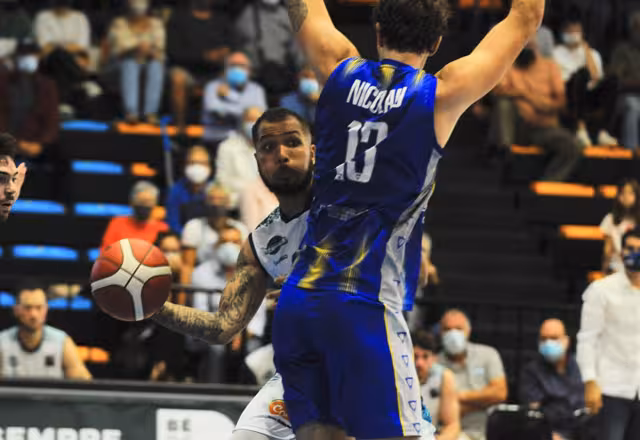 (Fotos) El Hestia Menorca se estrena como local con una cómoda victoria