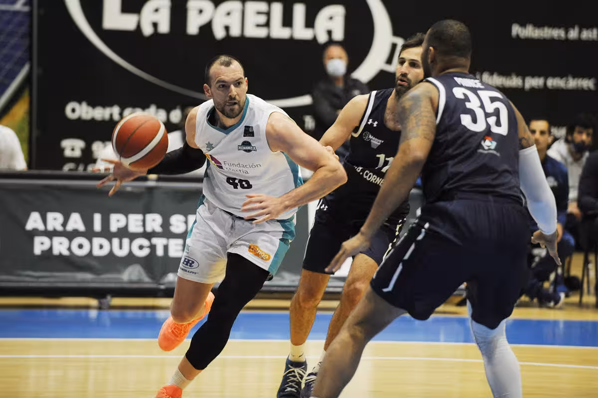 Indignación en el Hestia Menorca: solo 400 espectadores ante el Gijón