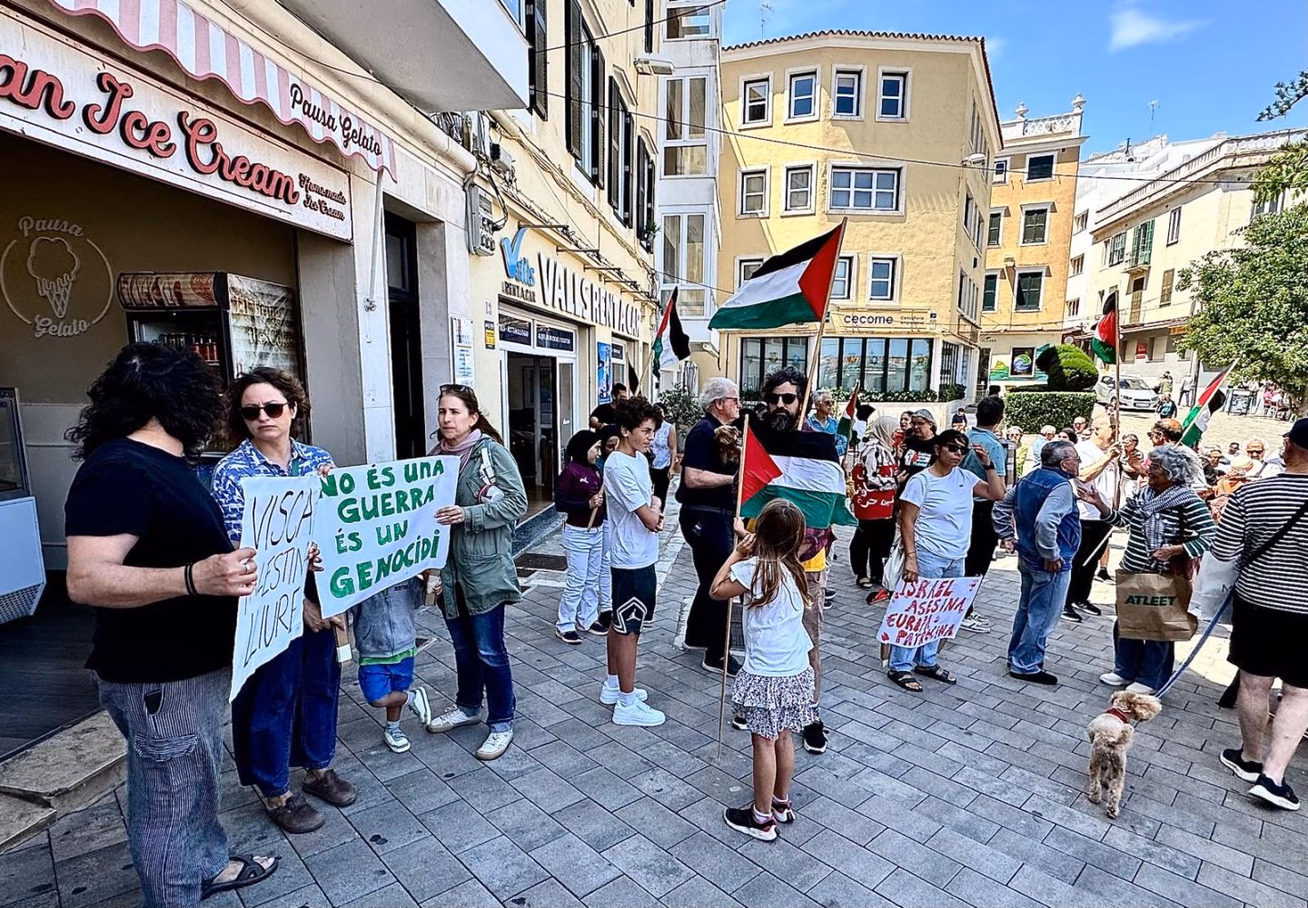 (Fotos) Unas 200 personas claman en Maó por el fin del ataque israelí a Gaza