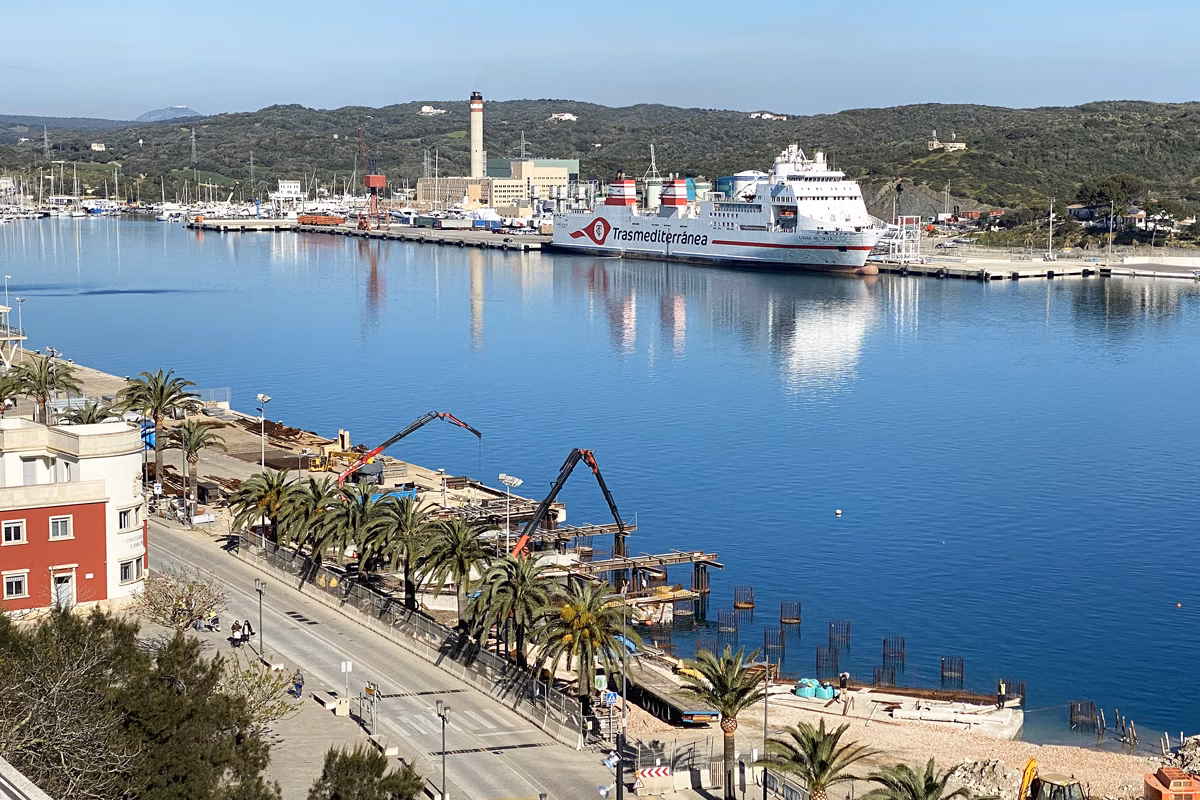La APB impulsa por 10 millones la electrificación de muelles en Palma, Ibiza y Maó