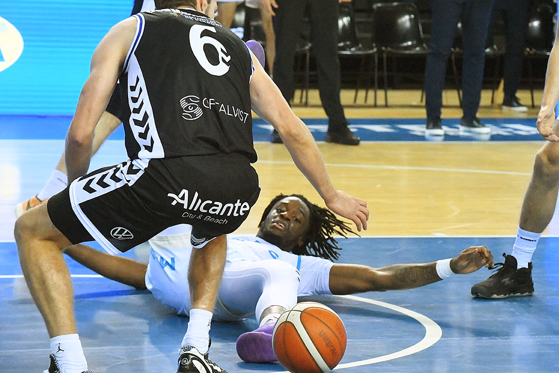 (Fotos) El Alicante hurga en la herida y no da opción a un Hestia Menorca desaparecido